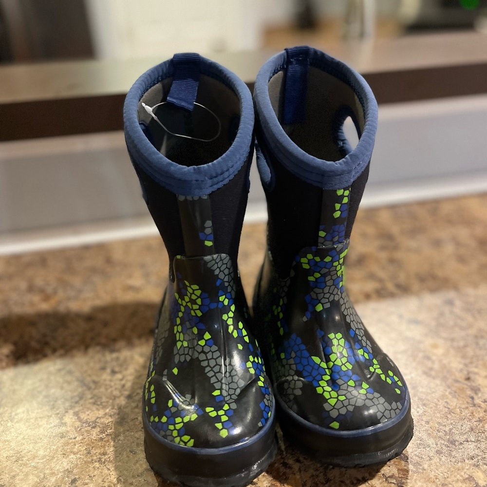 Size 9C kids rain boots